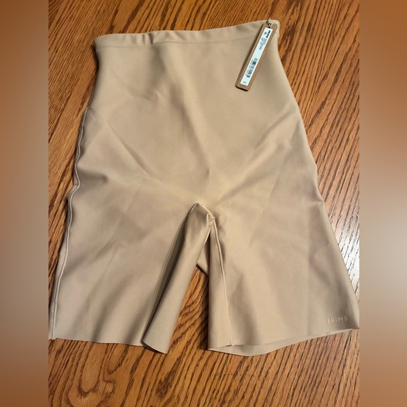SKIMS Other - SKIMS Body Zoned Mid Rise Short